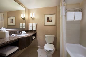 هتل Revery Toronto Downtown, Curio Collection By Hilton
