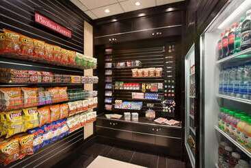 هتل Revery Toronto Downtown, Curio Collection By Hilton
