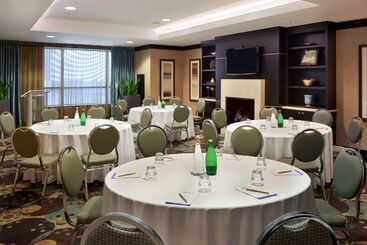 هتل Revery Toronto Downtown, Curio Collection By Hilton