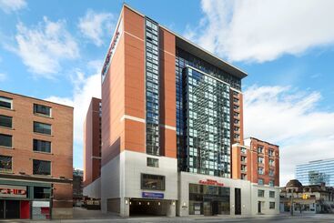 هتل Revery Toronto Downtown, Curio Collection By Hilton