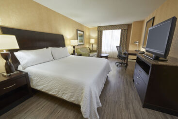 هتل Revery Toronto Downtown, Curio Collection By Hilton