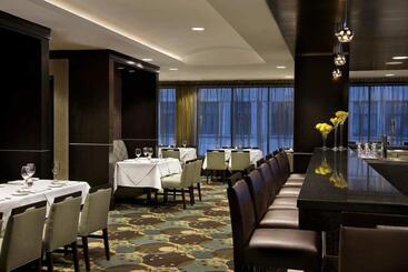 هتل Revery Toronto Downtown, Curio Collection By Hilton