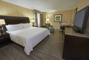 هتل Revery Toronto Downtown, Curio Collection By Hilton
