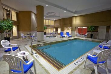 هتل Revery Toronto Downtown, Curio Collection By Hilton