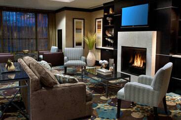هتل Revery Toronto Downtown, Curio Collection By Hilton