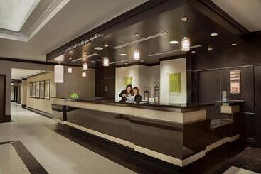 هتل Revery Toronto Downtown, Curio Collection By Hilton