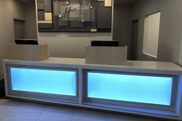 هتل Holiday Inn Express & Suites Halifax Airport, An Ihg