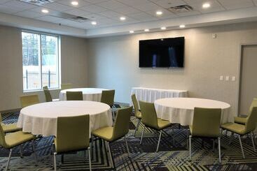 هتل Holiday Inn Express & Suites Halifax Airport, An Ihg