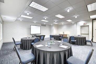 هتل Holiday Inn Express Airport Calgary, An Ihg