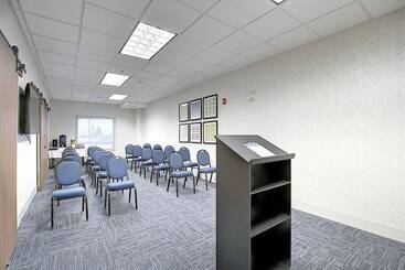هتل Holiday Inn Express Airport Calgary, An Ihg
