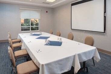 هتل Holiday Inn Express & Suites   Belleville, An Ihg