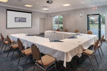 هتل Holiday Inn Express & Suites   Belleville, An Ihg