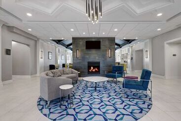 هتل Homewood Suites London Ontario
