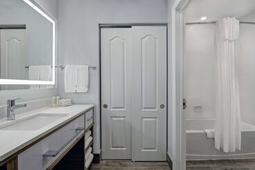 هتل Homewood Suites London Ontario