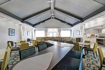 هتل Homewood Suites London Ontario