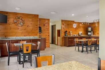 هتل Howard Johnson By Wyndham Pigeon Forge