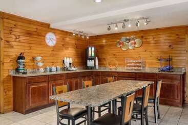 هتل Howard Johnson By Wyndham Pigeon Forge