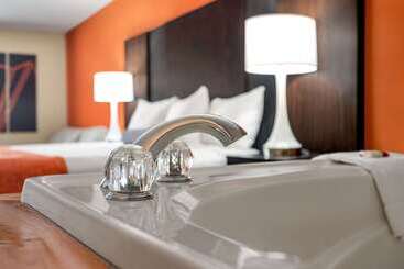 هتل Howard Johnson By Wyndham Pigeon Forge