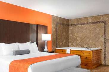 هتل Howard Johnson By Wyndham Pigeon Forge