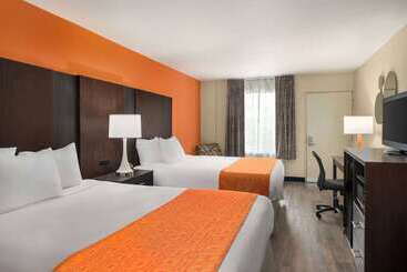 هتل Howard Johnson By Wyndham Pigeon Forge