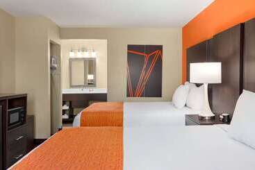 هتل Howard Johnson By Wyndham Pigeon Forge