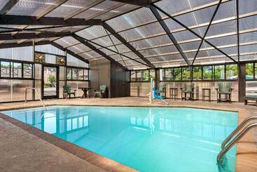 هتل Howard Johnson By Wyndham Pigeon Forge
