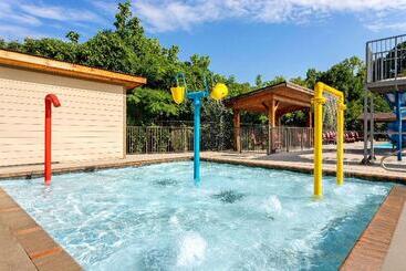 هتل Howard Johnson By Wyndham Pigeon Forge