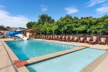 هتل Howard Johnson By Wyndham Pigeon Forge