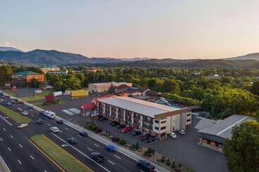 هتل Howard Johnson By Wyndham Pigeon Forge
