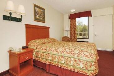 هتل Howard Johnson By Wyndham Pigeon Forge