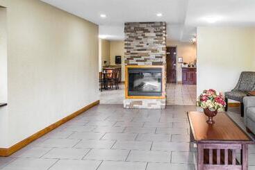 هتل Howard Johnson By Wyndham Pigeon Forge