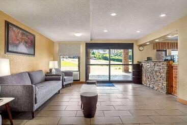 هتل Howard Johnson By Wyndham Pigeon Forge