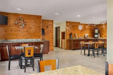 هتل Howard Johnson By Wyndham Pigeon Forge