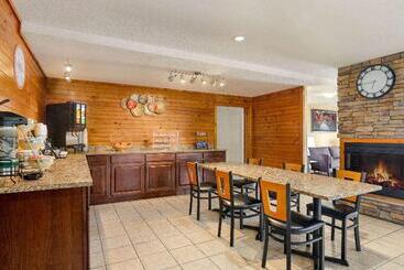 هتل Howard Johnson By Wyndham Pigeon Forge
