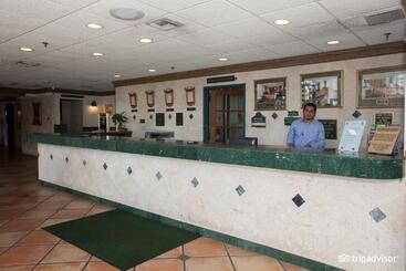 هتل Miami Gardens Inn & Suites