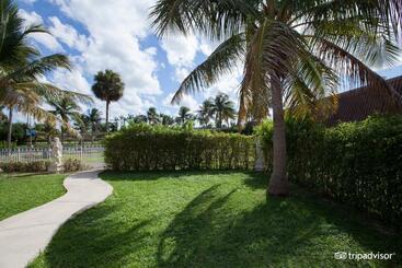 هتل Miami Gardens Inn & Suites