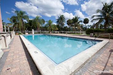 هتل Miami Gardens Inn & Suites