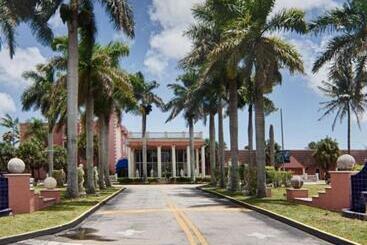 هتل Miami Gardens Inn & Suites