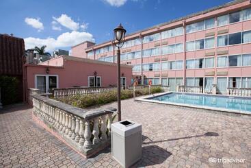 هتل Miami Gardens Inn & Suites