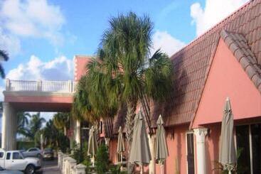 هتل Miami Gardens Inn & Suites