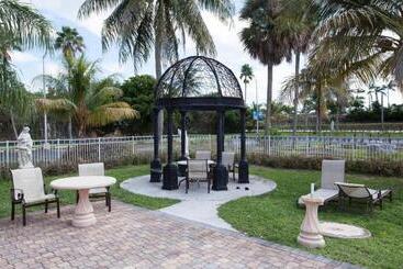 هتل Miami Gardens Inn & Suites