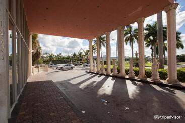 هتل Miami Gardens Inn & Suites