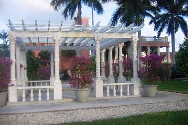 هتل Miami Gardens Inn & Suites
