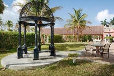 هتل Miami Gardens Inn & Suites