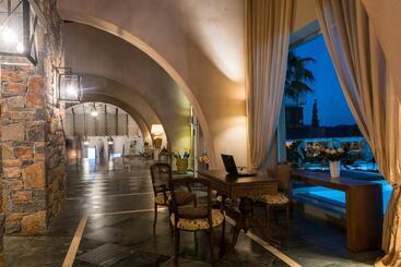 هتل Aquila Elounda Village Resort, Suites & Spa