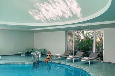 هتل Aquila Elounda Village Resort, Suites & Spa