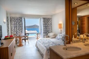 هتل Aquila Elounda Village Resort, Suites & Spa