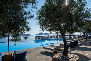 هتل Aquila Elounda Village Resort, Suites & Spa