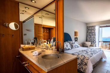 هتل Aquila Elounda Village Resort, Suites & Spa