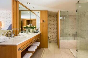 هتل Aquila Elounda Village Resort, Suites & Spa